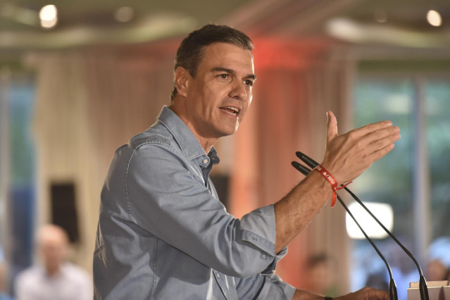 El presidente del Gobierno y secretario general del PSOE, Pedro S&aacute;nchez, participa en un acto de campa&ntilde;a del PSOE en el Hotel Abba, a 17 de julio de 2023, en Huesca, Arag&oacute;n (Espa&ntilde;a).