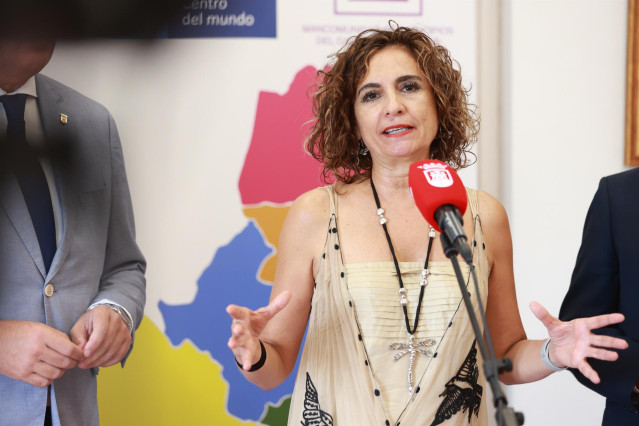 La ministra de Hacienda y Funci&oacute;n P&uacute;blica en funciones, Mar&iacute;a Jes&uacute;s Montero, atiende a los medios de comunicaci&oacute;n en San Roque (C&aacute;diz)