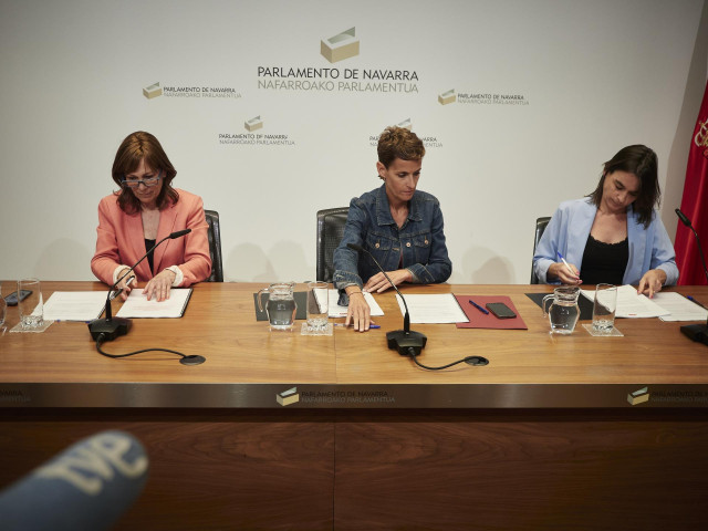 I-D, Uxue Barkos, l&iacute;der de Geroa Bai, Mar&iacute;a Chivite, secretaria general del PSN, y Bego&ntilde;a Alfaro, portavoz de Contigo Navarra, en la firma del acuerdo para la formaci&oacute;n de Gobierno en Navarra.