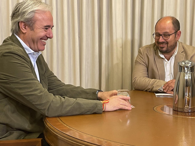 Archivo - Jorge Azc&oacute;n (PP) y Alberto Izquierdo (PAR) durante una reuni&oacute;n