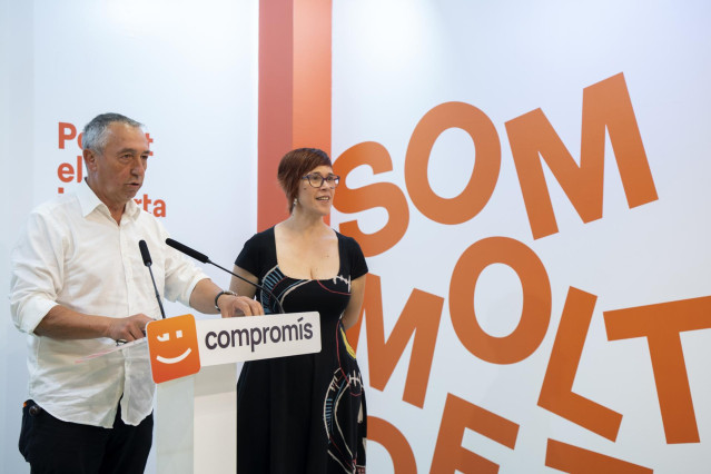 Archivo - El candidato de Comprom&iacute;s a la Presidencia de la Generalitat, Joan Baldov&iacute;, y la coportavoz, &Agrave;gueda Mic&oacute;, durante una rueda de prensa, en la sede de Comprom&iacute;s, a 4 de mayo de 2023, en Valencia, Comunidad Valenciana (Espa&ntilde;a). Durante la rueda de