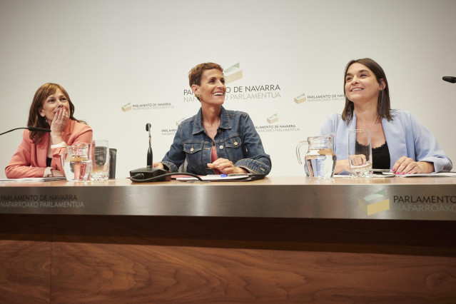 I-D, Uxue Barkos, l&iacute;der de Geroa Bai, Mar&iacute;a Chivite, secretaria general del PSN, y Bego&ntilde;a Alfaro, portavoz de Contigo Navarra, en la firma del acuerdo para la formaci&oacute;n de Gobierno en Navarra.