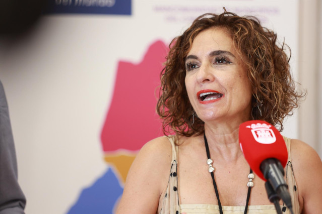 La ministra de Hacienda en funciones, Mar&iacute;a Jes&uacute;s Montero, este martes en declaraciones a los medios de comunicaci&oacute;n en San Roque (C&aacute;diz).