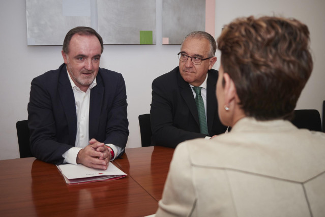 Archivo - El presidente de UPN, Javier Esparza y el vicepresidente , Enrique Maya, durante una reuni&oacute;n con la secretaria general del PSN y candidata a la Presidencia del Gobierno de Navarra, Mar&iacute;a Chivite, en el Parlamento de Navarra, a 8 de junio de 2023