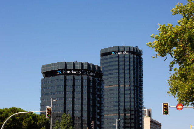 Archivo - Fachada de la sede de CaixaBank en la Avenida Diagonal de Barcelona
