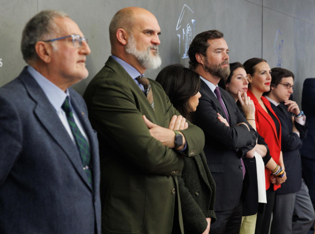 Archivo - El exportavoz de Vox Iv&aacute;n Espinosa de los Monteros junto a miembros de Vox en la pasada legislatura