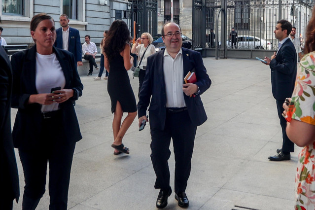 Archivo - El ministro de Cultura y Deporte, Miquel Iceta, a su llegada a una sesi&oacute;n plenaria, en el Congreso de los Diputados.