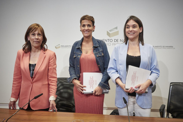 (I-D) La l&iacute;der de Geroa Bai, Uxue Barkos, la secretaria general del PSN y candidata a la reelecci&oacute;n como presidenta del Gobierno de Navarra, Mar&iacute;a Chivite y la portavoz de Contigo Navarra en el Parlamento foral, Bego&ntilde;a Alfaro durante una reuni&oacute;n para form