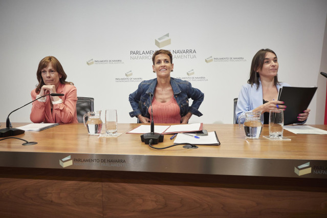 Uxue Barkos (Geroa Bai), Mar&iacute;a Chivite (PSN) y Bego&ntilde;a Alfaro (Contigo-Zurekin) en la firma del acuerdo para la formaci&oacute;n del nuevo Gobierno de Navarra.