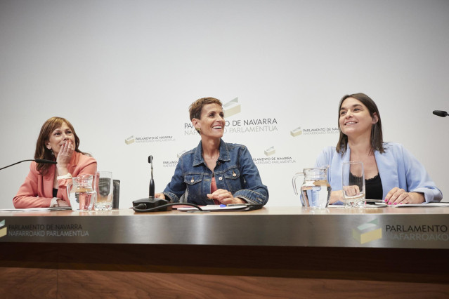 Uxue Barkos (Geroa Bai), Mar&iacute;a Chivite (PSN) y Bego&ntilde;a Alfaro (Contigo-Zurekin), en el acto de firma del acuerdo program&aacute;tico del Gobierno de Navarra.