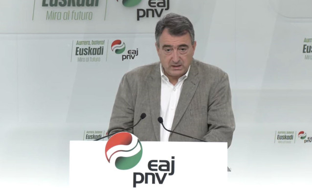 Archivo - El portavoz del PNV en el Congreso de los Diputados, Aitor Esteban, comparece en rueda de prensa