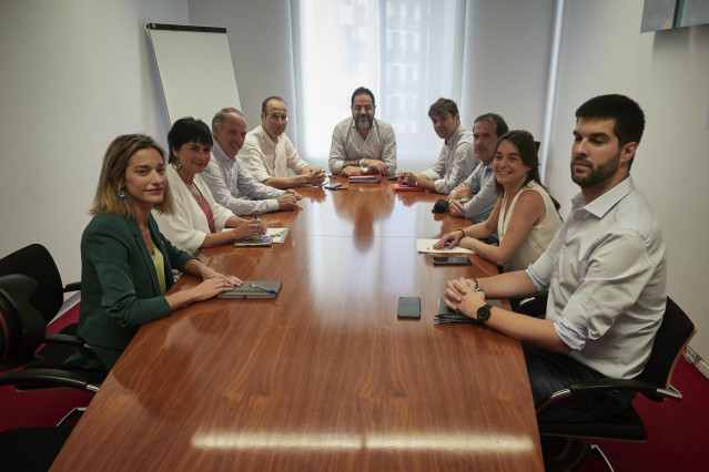 Reuni&oacute;n de representantes de PSN, Geroa Bai y Contigo con miembros de EH Bildu para explicarles el contenido de su acuerdo para la formaci&oacute;n de Gobierno en Navarra.
