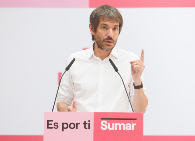 El portavoz de Sumar, Ernest Urtasun, interviene durante una rueda de prensa tras las elecciones generales del 23J, en Espacio Larra, a 24 de julio de 2023, en Madrid (Espa&ntilde;a).
