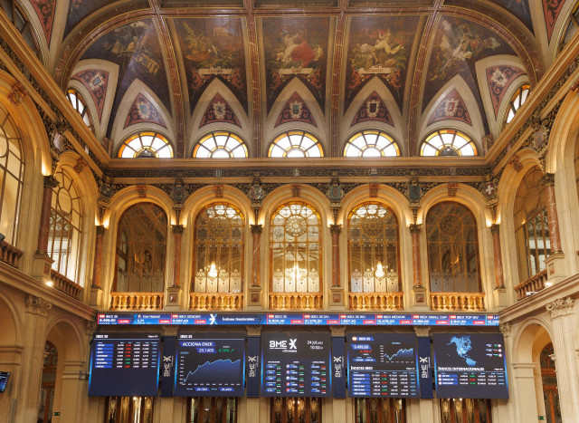 Paneles del Ibex 35 en el Palacio de la Bolsa, en Madrid (Espa&ntilde;a).