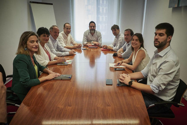(I-D) La coordinadora de EH Bildu en Navarra, Miren Zabaleta, la portavoz de EH Bildu en el Parlamento de Navarra, Laura Aznal, el parlamentario de EH Bildu Adolfo Araiz y el secretario de Acci&oacute;n Electoral, adjunto a Organizaci&oacute;n y parlamentario, Jorge Ag