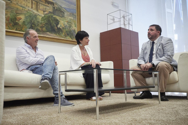 I-D, los parlamentarios de EH Bildu Adolfo Araiz y Laura Aznal, con el presidente del Parlamento de Navarra, Unai Hualde, en la ronda de consultas para proponer una candidatura a la Presidencia del Gobierno de Navarra.