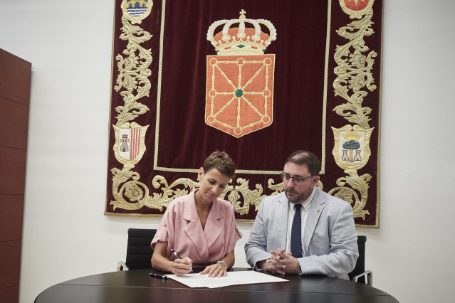 La socialista Mar&iacute;a Chivite firma su aceptaci&oacute;n como candidata la investidura como presidenta del Gobierno de Navarra, en presencia del presidente del Parlamento de Navarra, Unai Hualde.