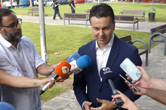 El ministro de Industria, Comercio y Turismo en funciones, H&eacute;ctor G&oacute;mez, ofrece declaraciones a los medios durante una visita al Centro de Desarrollo Tur&iacute;stico Costa Adeje (CDTCA), a 9 de agosto de 2023, en Adeje, Tenerife, Islas Canarias (Espa&ntilde;a). El CDT