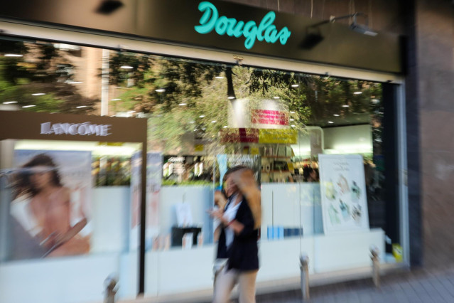 Archivo - Escaparate de la tienda  Douglas situada en el Paseo de las Acacias, 23 de Madrid.