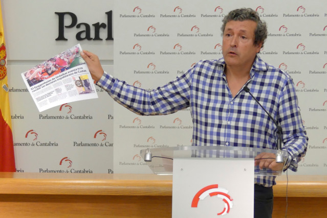 El diputado regional del PP y senador por designaci&oacute;n auton&oacute;mica &Iacute;&ntilde;igo Fern&aacute;ndez muestra un peri&oacute;dico que recoge la noticia del espaldarazo del Gobierno al proyecto del Guggenheim en Urdaibai