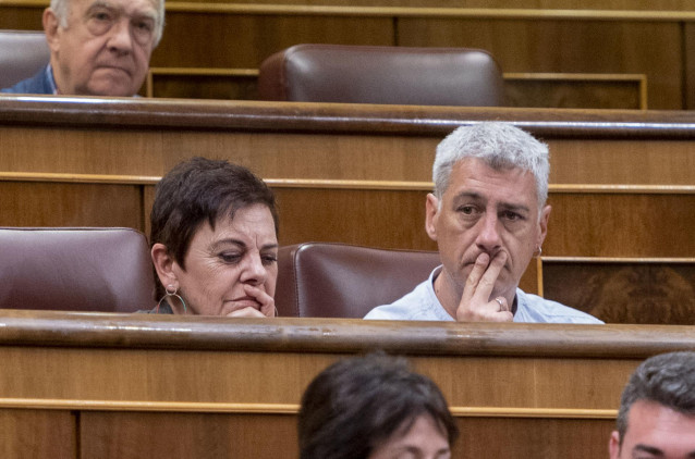 Archivo - La portavoz de EH Bildu en el Congreso, Mertxe Aizpurua y el diputado de EH Bildu Oskar Matute, durante una sesi&oacute;n plenaria, en el Congreso de los Diputados, a 11 de mayo de 2023, en Madrid