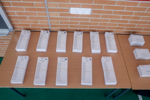 Papeletas electorales de distintos partidos en un colegio electoral