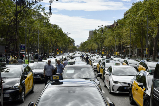 Archivo - Concentraci&oacute;n de Taxis en el paseo de Gracia de Barcelona