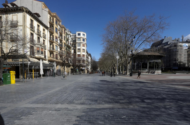 Archivo - Calles vacías en San Sebastián tras la alerta sanitaria por el coronavirus y la entrada en vigor de medidas adoptadas este sábado por el Gobierno Vasco, como el cierre de locales hosteleros, en San Sebastián (España) a 14 de marzo de 2020.