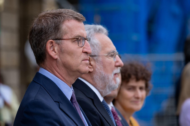 El presidente del Partido Popular y candidato a la presidencia del Gobierno de Espa&ntilde;a, Alberto N&uacute;&ntilde;ez Feij&oacute;o (1i), asiste a la tradicional ofrenda al Ap&oacute;stol, a 25 de julio de 2023, en Santiago de Compostela, A Coru&ntilde;a, Galicia (Espa&ntilde;a). Como cada 25 de jul