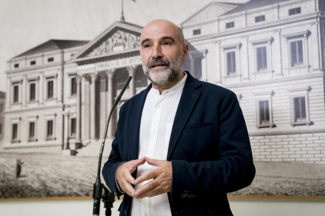 El diputado electo de la formaci&oacute;n gallega, N&eacute;stor Rego, comparece ante los medios en la sala de prensa del Congreso, a 10 de agosto de 2023, en  Madrid (Espa&ntilde;a).