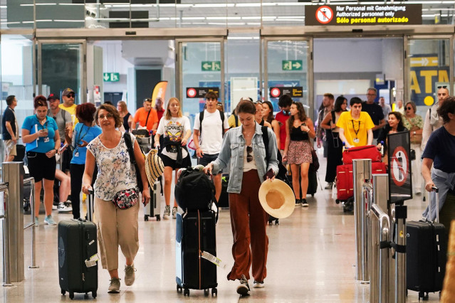 Cientos de personas a su llegada al aeropuerto de M&aacute;laga Costa del Sol en una foto de archivo.