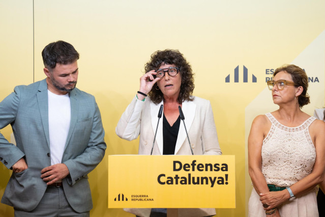 Archivo - El n&uacute;mero 1 de ERC por Barcelona, Gabriel Rufi&aacute;n (i), y la n&uacute;mero 2, Teresa Jord&agrave; (c), durante la presentaci&oacute;n de la imagen y el lema de ERC para la campa&ntilde;a para el 23J, a 27 de junio de 2023, en Barcelona, Catalu&ntilde;a (Espa&ntilde;a). Esquerra Republican