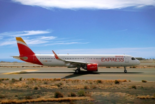 Archivo - Un avi&oacute;n de la aerol&iacute;nea Iberia Express.