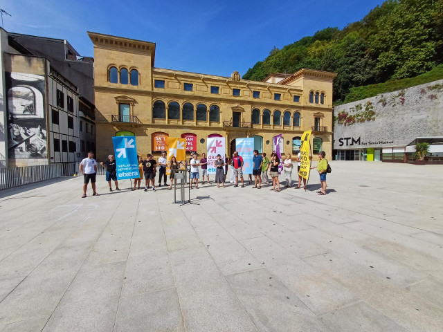 Representantes de Sare en una comparecencia en San Sebasti&aacute;n