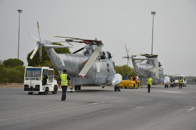 Los &uacute;ltimos helic&oacute;pteros 'Morsa' de la Armada embarcan en Rota hacia Per&uacute; tras venderlos por 600 euros