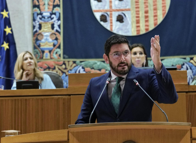El portavoz parlamentario de Vox y candidato a la Presidencia del Gobierno de Arag&oacute;n, Alejandro Nolasco, durante el Pleno de las Cortes de Arag&oacute;n, a 10 de agosto de 2023, en Zaragoza, Arag&oacute;n (Espa&ntilde;a). Las direcciones del Partido Popular (PP) de Arag&oacute;n y e