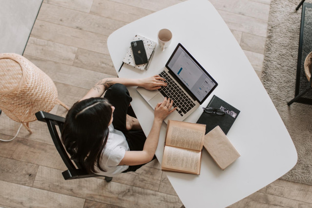 Una persona usando un ordenador port&aacute;til.