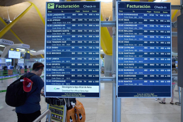 Panel informativo de las salidas de vuelos en la zona de facturaci&oacute;n de la Terminal 4 del Aeropuerto Adolfo Su&aacute;rez Madrid-Barajas.