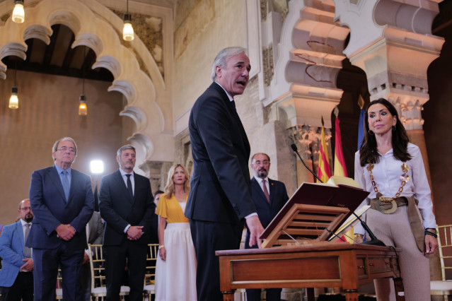 El nuevo presidente de Arag&oacute;n, Jorge Azc&oacute;n, toma posesi&oacute;n de su cargo, en el Patio de Santa Isabel del Palacio de la Aljafer&iacute;a.
