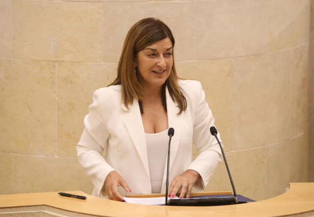 La presidenta de Cantabria, Mar&iacute;a Jos&eacute; S&aacute;enz de Buruaga, en el Parlamento