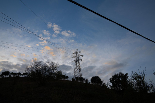 Archivo - Tendido el&eacute;ctrico, en Catalu&ntilde;a (Espa&ntilde;a).