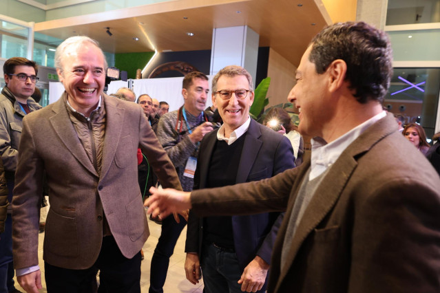 Archivo - El presidente de la Junta de Andaluc&iacute;a, Juanma Moreno, saluda al hoy presidente de Arag&oacute;n, Jorge Azc&oacute;n, en presencia del presidente del PP, Alberto N&uacute;&ntilde;ez Feij&oacute;o, en una imagen de enero de 2023.