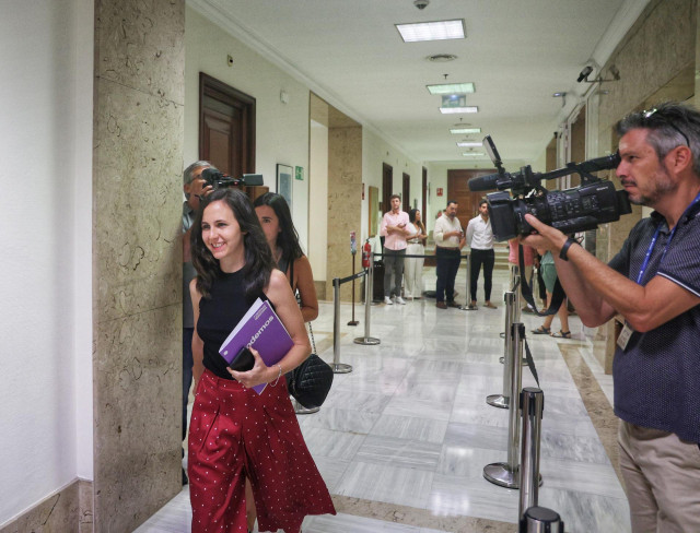 La secretaria general de Podemos y ministra de Derechos Sociales en funciones, Ione Belarra, a su llegada a presentar sus credenciales en el Congreso, a 11 de agosto de 2023, en Madrid (Espa&ntilde;a).