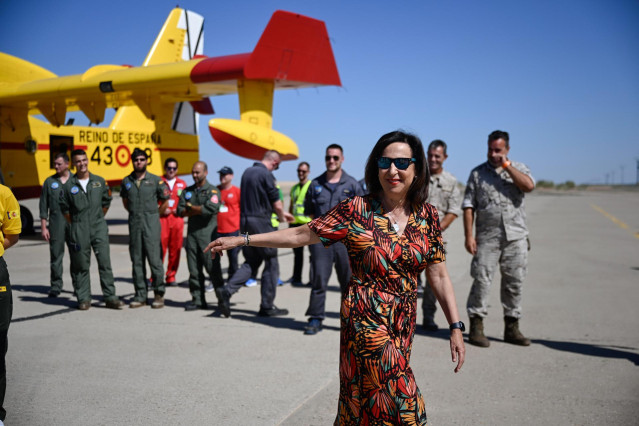 La ministra de Defensa en funciones, Margarita Robles, durante su visita a la Base A&eacute;rea de Zaragoza, a 11 de agosto de 2023, en Zaragoza, Arag&oacute;n (Espa&ntilde;a).