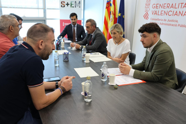 La consellera de Justicia e Interior, Elisa N&uacute;&ntilde;ez, se re&uacute;ne con el presidente de la Federaci&oacute;n de Pe&ntilde;as de Bous al Carrer, Germ&aacute;n Zaragoza, y con el presidente de la 