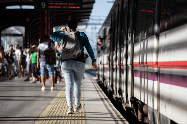 Viajeros en la Estaci&oacute;n de Cercan&iacute;as de Chamart&iacute;n.