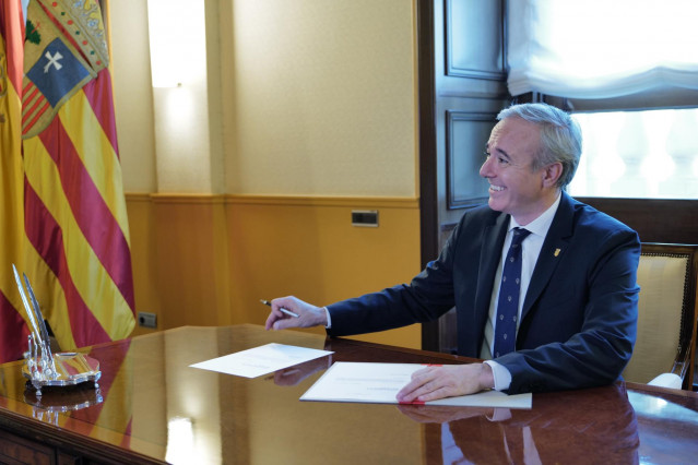 El nuevo presidente de Aragón, Jorge Azcón, en su despacho del Edificio Pignatelli, tras su toma posesión.