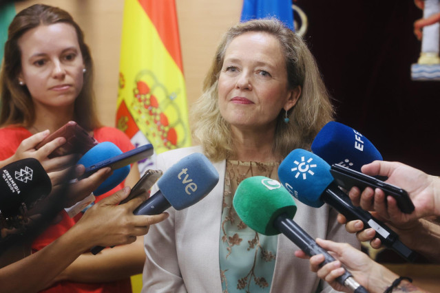 La vicepresidenta y ministra de Econom&iacute;a en funciones, Nadia Calvi&ntilde;o, este s&aacute;bado en declaraciones a los medios en C&aacute;diz.