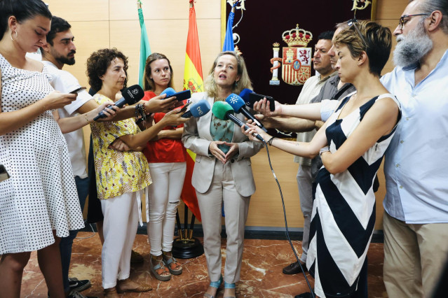 La vicepresidenta y ministra en funciones, Nadia Calvi&ntilde;o, este s&aacute;bado en declaraciones a los medios de comunicaci&oacute;n en C&aacute;diz.