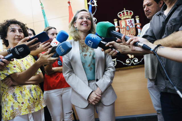 La vicepresidenta y ministra en funciones, Nadia Calvi&ntilde;o, este s&aacute;bado en declaraciones a los medios de comunicaci&oacute;n en C&aacute;diz.